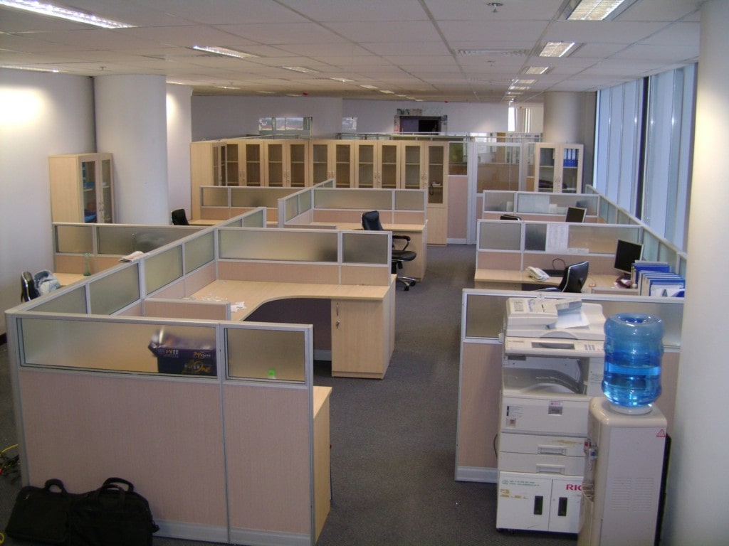 Chọn mẫu cụm bàn làm việc 8 người có vách ngăn đẹp cho văn phòng